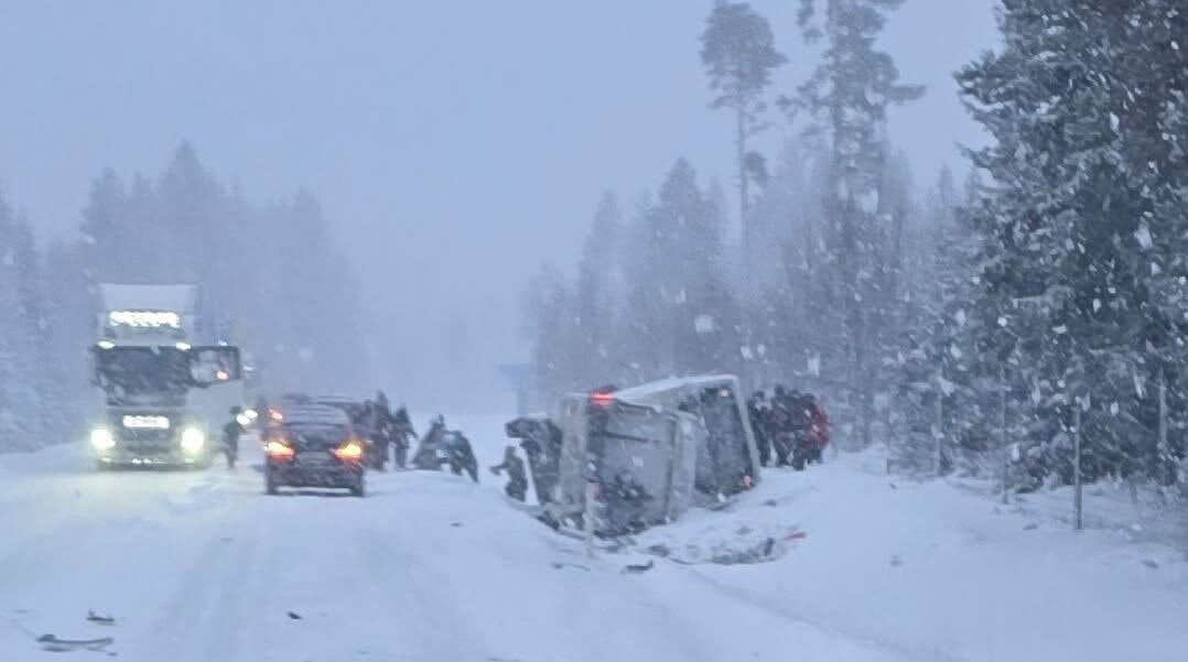 Dubbeldäckare har vält på E4 utanför Lövånger | Sverige