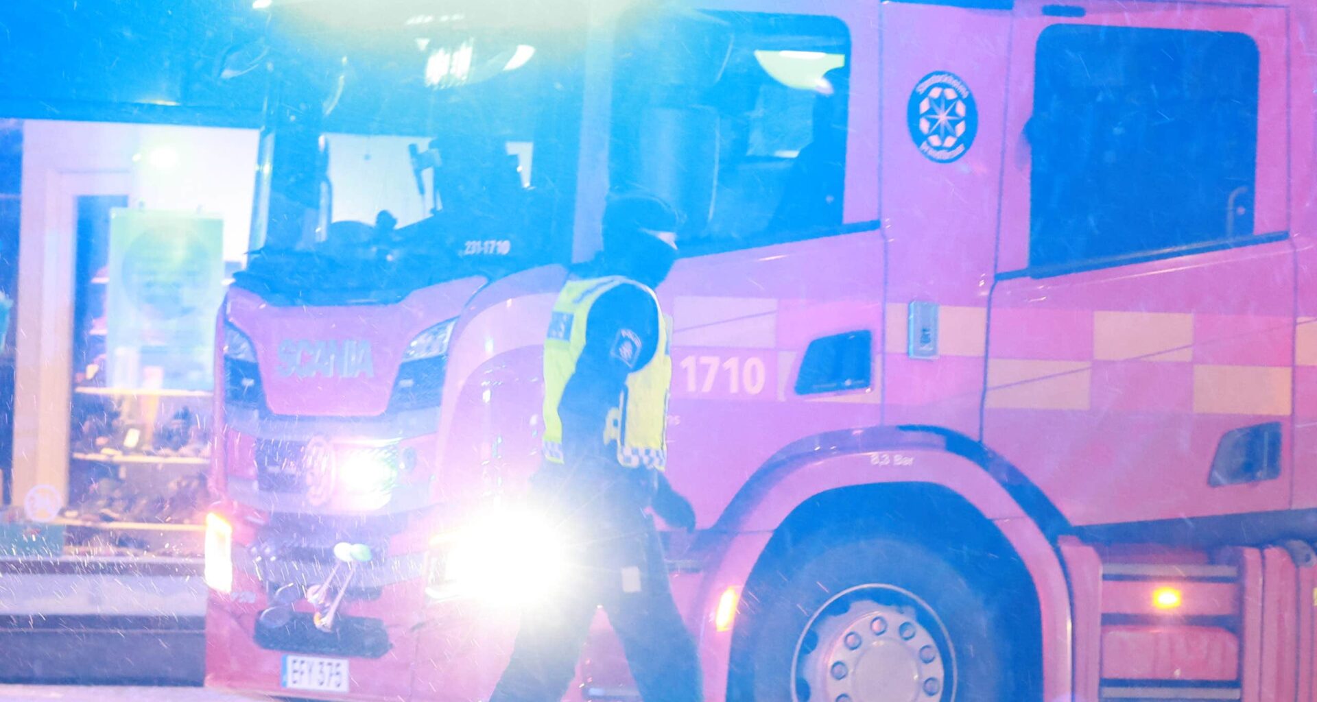 Kraftig brand i lägenhet på Kungsholmen – en till sjukhus