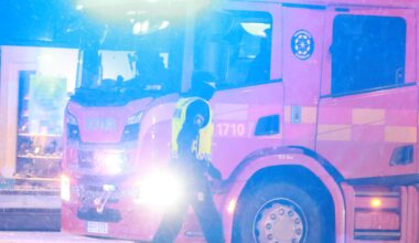 Kraftig brand i lägenhet på Kungsholmen – en till sjukhus