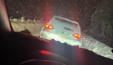 Snökaos på E22 och E18 – Trafikverket: ”Extrem situation” - Expressen