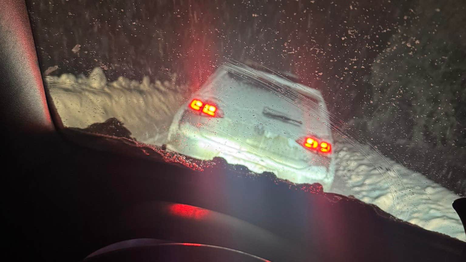 Snökaos på E22 och E18 – Trafikverket: ”Extrem situation” - Expressen