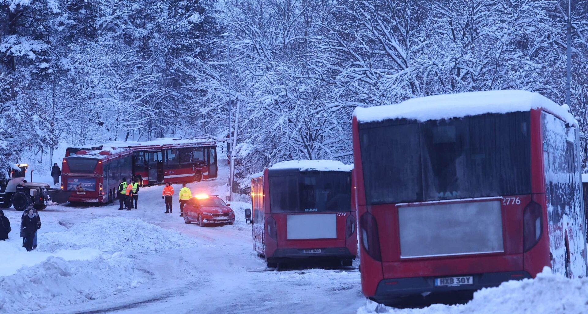 SL bussar fastnar i snökaos i Tullinge och Huddinge