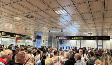 Timslånga köer vid Kanarieöarnas flygplatser
