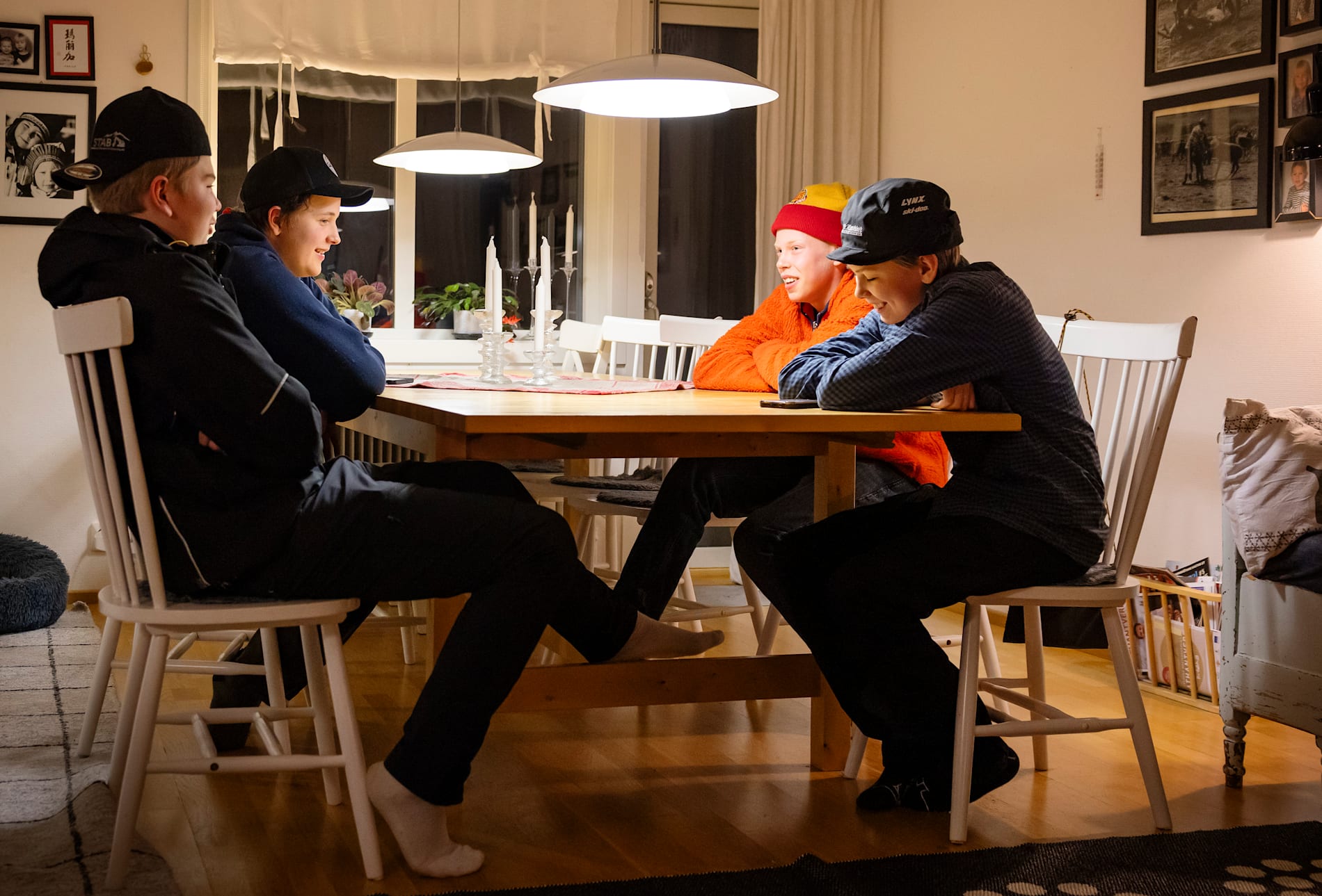 Ebbe Strålberg, Tage Åberg Ögren, William Tervaniemi Blind och Ante Blind vid köksbordet hemma hos Ante.