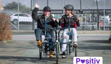 Två personer cyklar på dubbelykel.