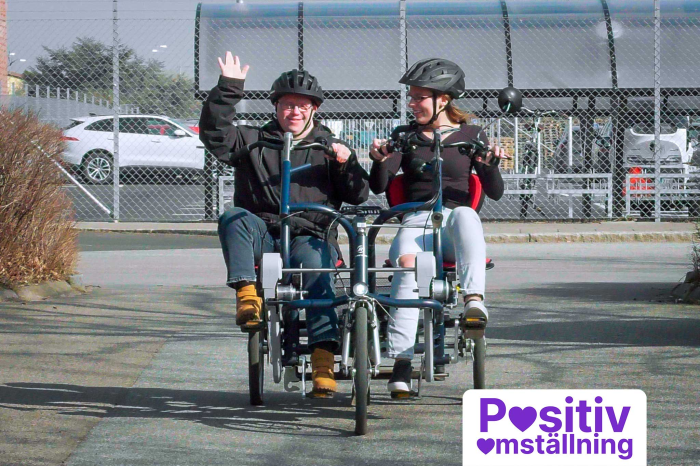 Två personer cyklar på dubbelykel.