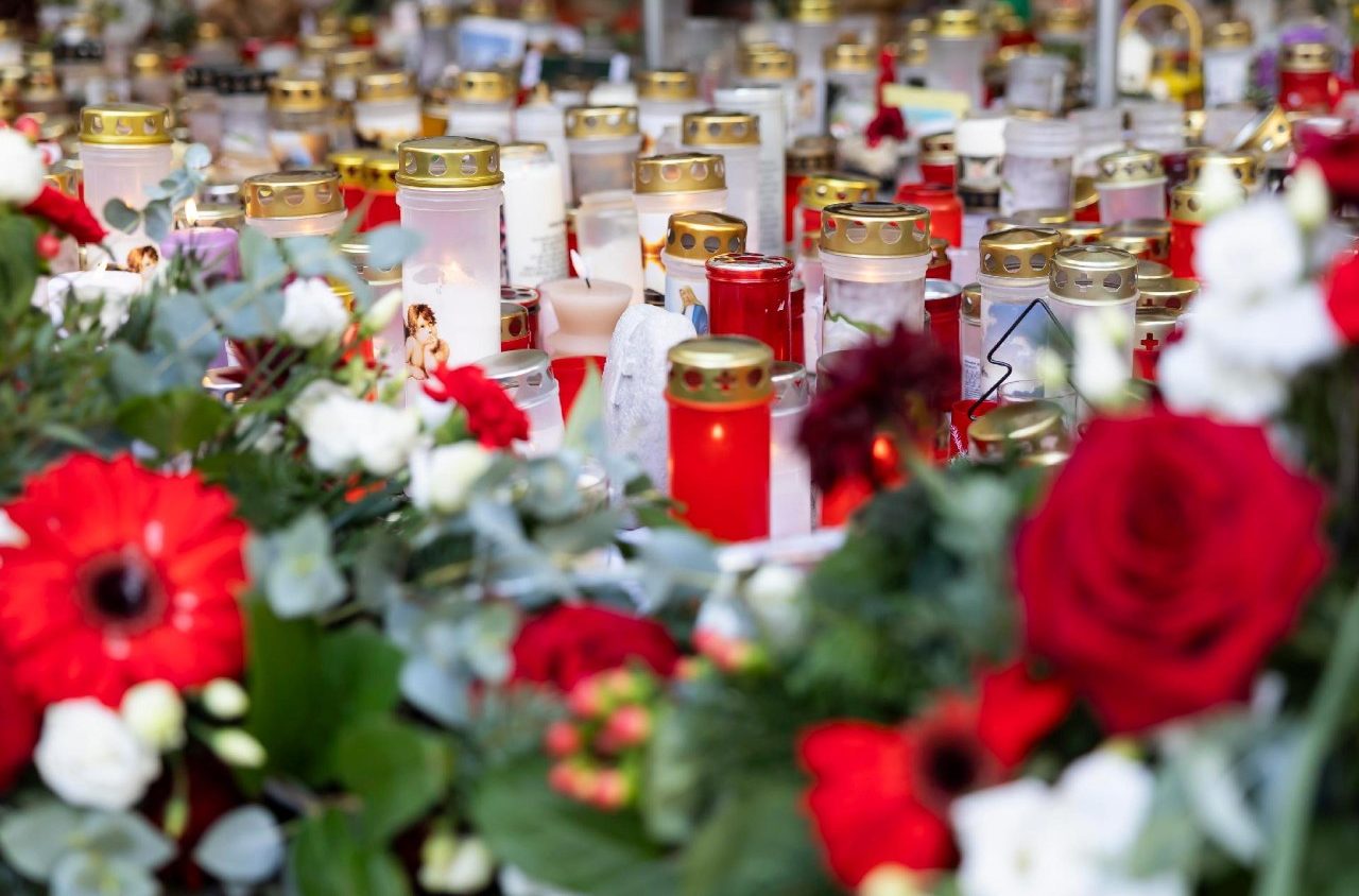 Påven till brandoffrens familjer: Tron lyser upp de mörkaste stunderna