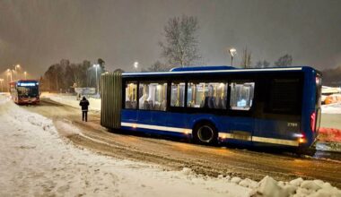 SL varnar för trafikproblem i Stockholm under snökaos