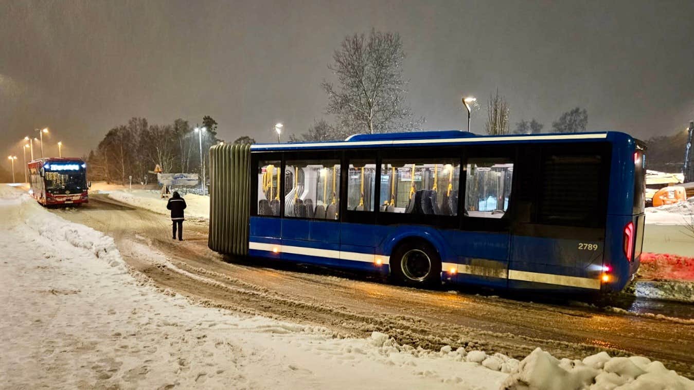 SL varnar för trafikproblem i Stockholm under snökaos