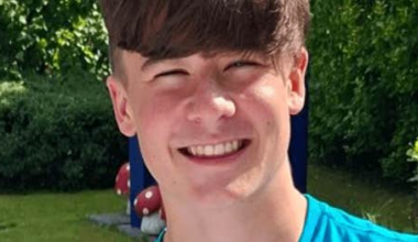 Daniel, 14, dog av deodorant