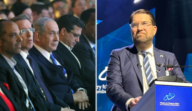SD-ledaren Jimmie Åkesson hyllas i Israel på konferens om antisemitism, men får också kritik: ”Hån mot Förintelsens offer”