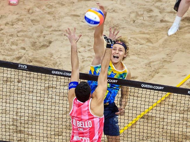 Englands Joaquin Bello och Sveriges David Åhman i Avicii arena.