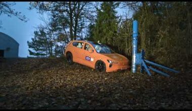 Video till Här kör Volvo EX60 i diket