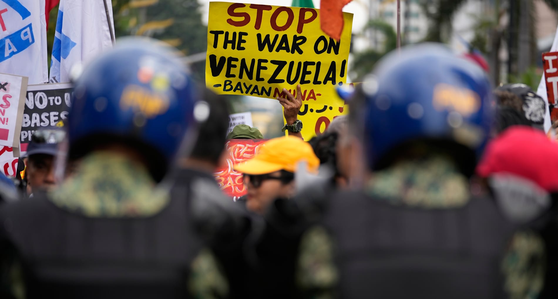 Vi kräver att Sveriges regering tar avstånd från denna kriminella attack och från USA:s vidriga interventionspolitik i Venezuela, Latinamerika och Karibien, skriver undertecknarna.