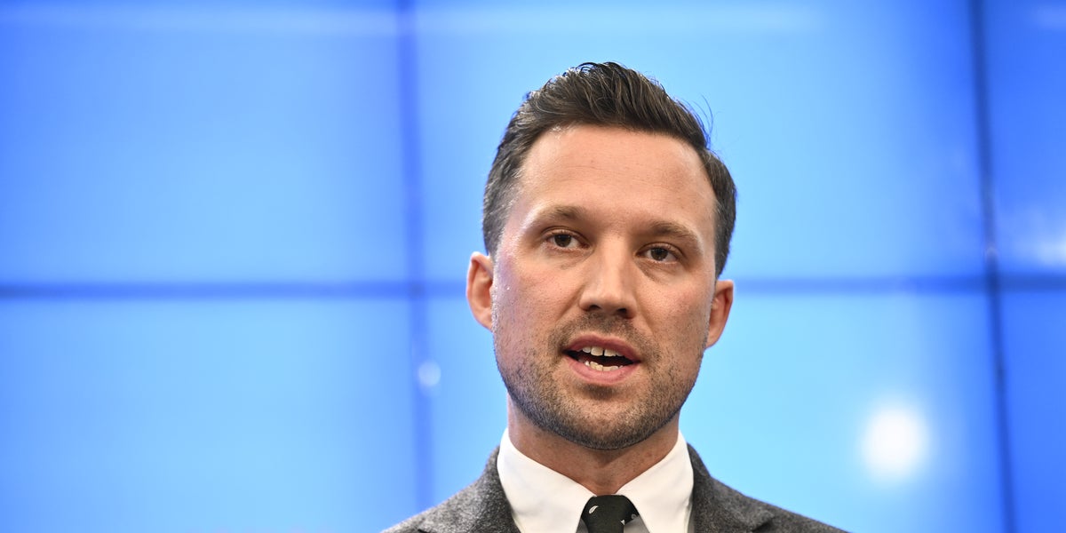 Tre partier under spärren i december