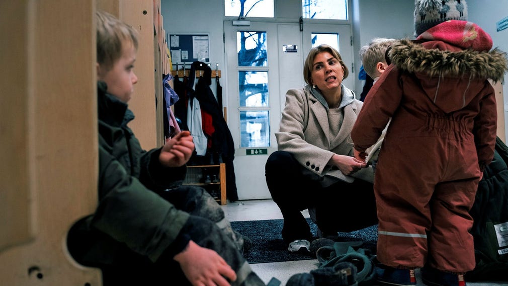 Att hämta barnen på förskolan är något av det mest utmanade Diana vet. Då tvingas hon interagera med förskolepedagogerna eller andra föräldrar, samtidigt som hon försöker hjälpa barnen.