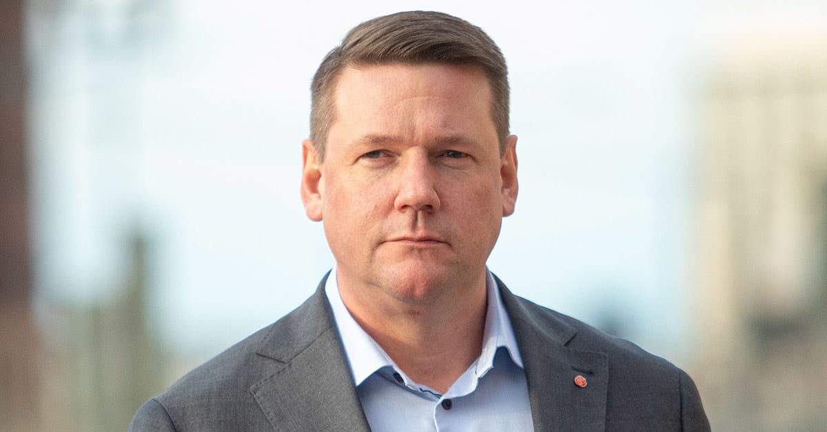 Sverigedemokraterna talar om värdighet för äldre, men levererar i praktiken kraftiga försämringar. Det är ovärdigt, skriver Tobias Baudin (S).