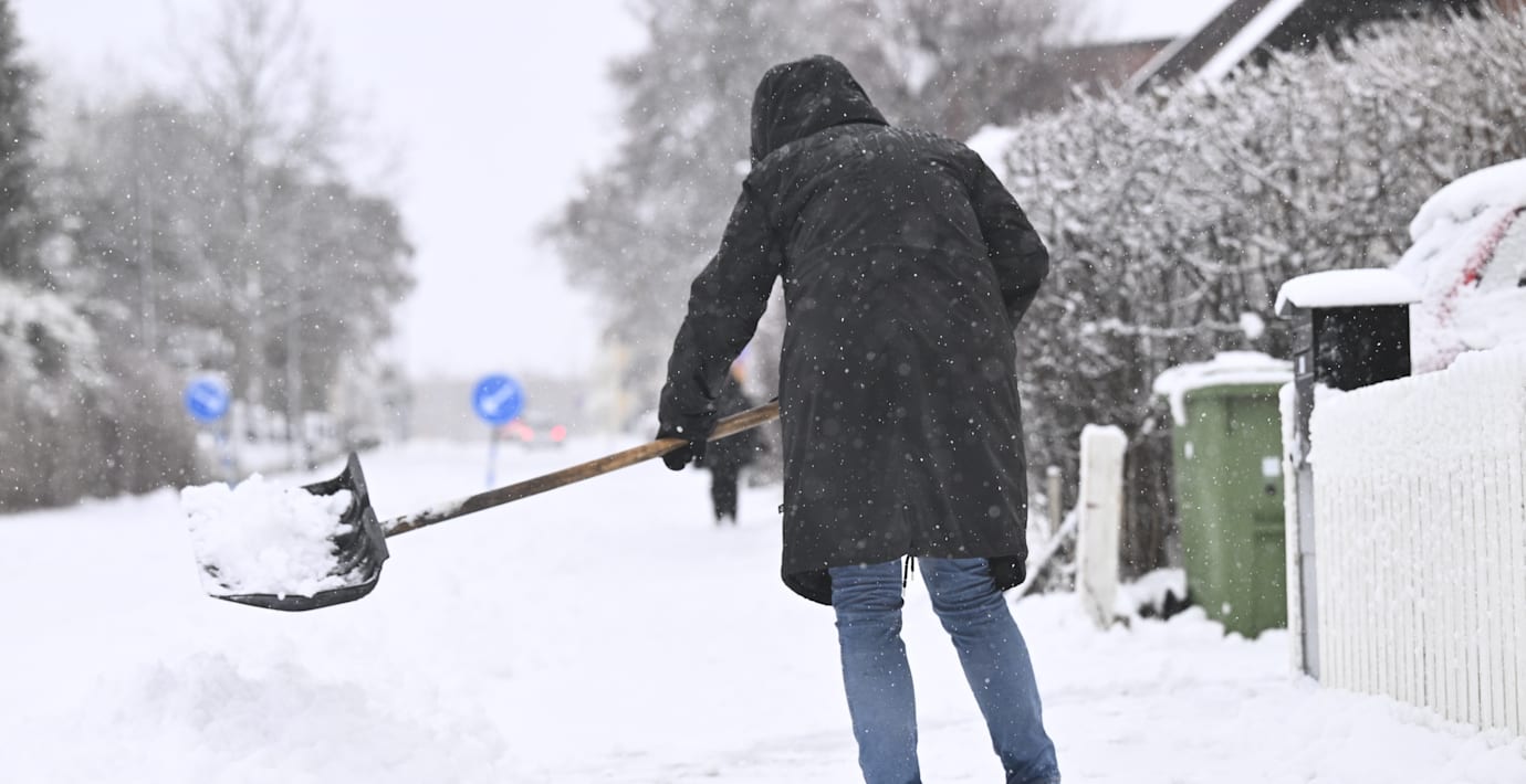 Tusentals strömavbrott i stormen Annas fotspår