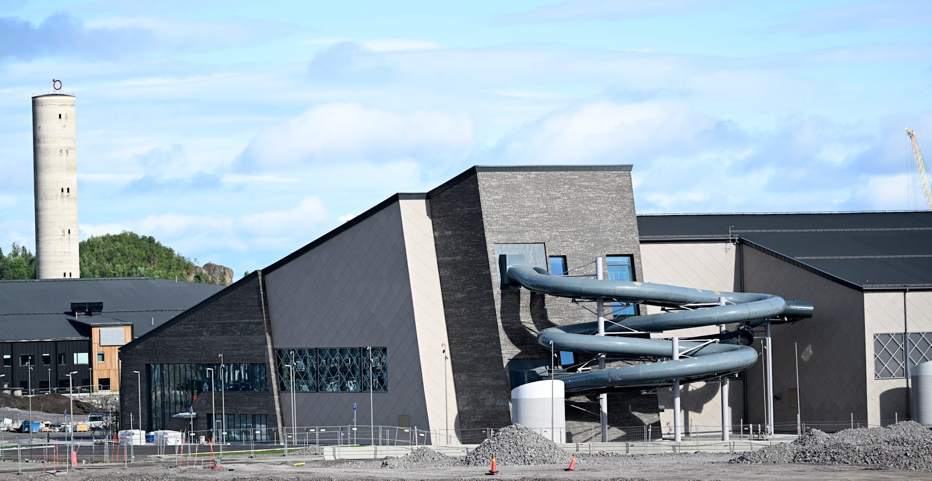 Tre exempel som Skattebetalarna lyfter upp i årets upplaga av tävlingen ”Årets värsta slöseri” är Kirunas miljardbadhus (bilden), Northvolts bidragsfinansierade konkurs och Sandvikens kommunala räkodling, skriver undertecknarna.