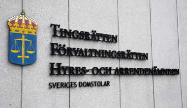 Slängde ciggpaket på marken – åtalas