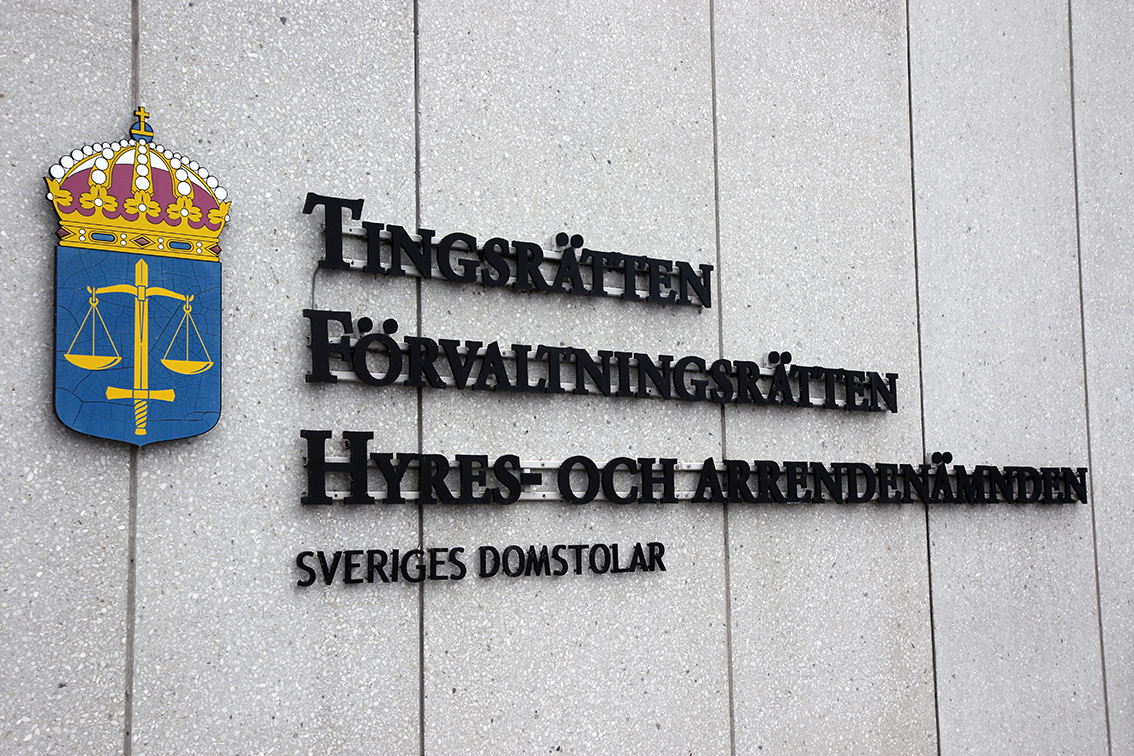 Slängde ciggpaket på marken – åtalas