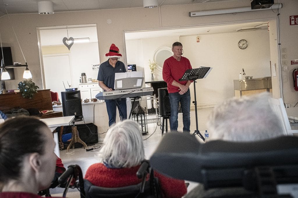 Åke och Carl-Johan spelar för de äldre.