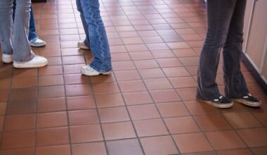 Skolanställd skadad – elev sköt raket inomhus