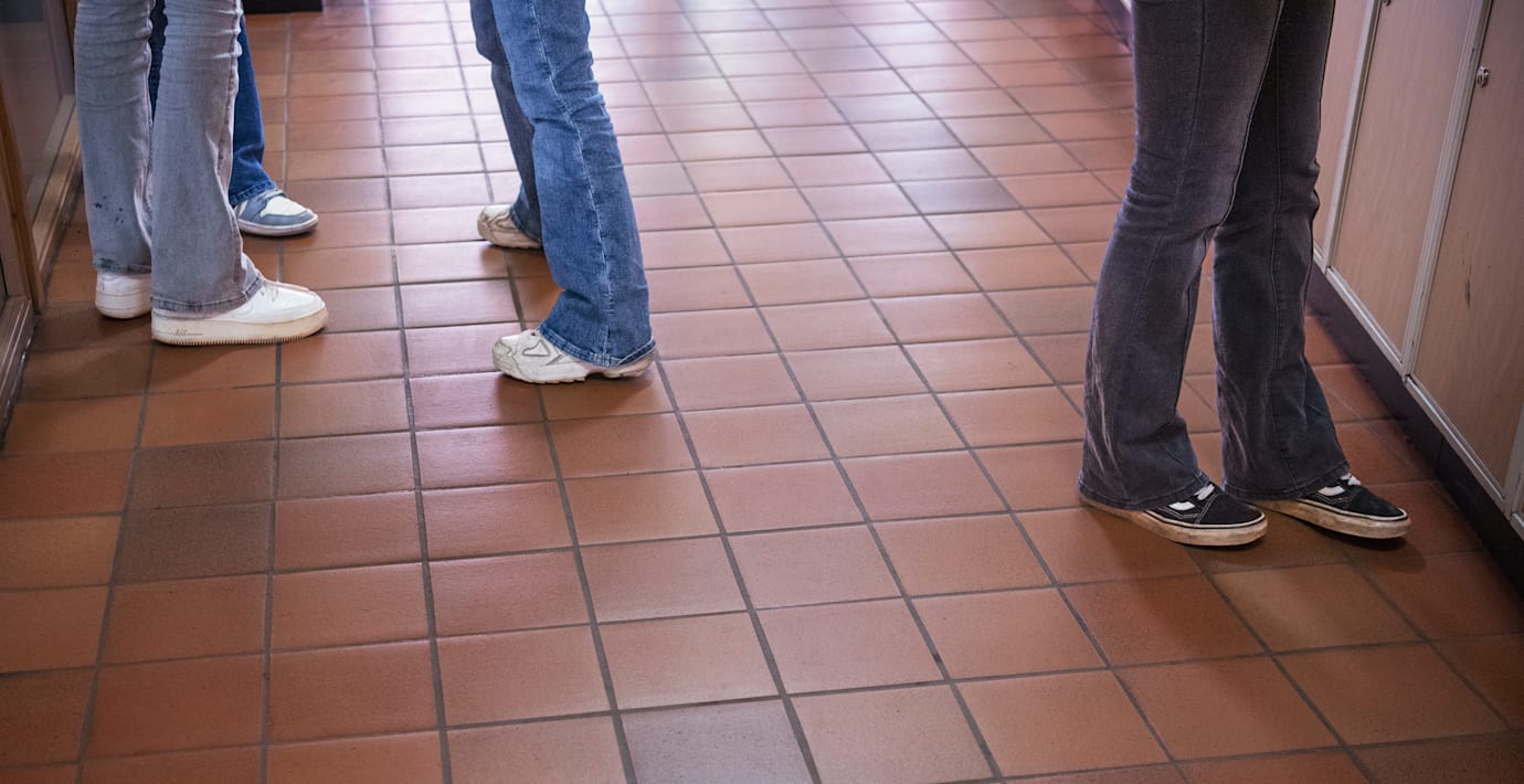 Skolanställd skadad – elev sköt raket inomhus