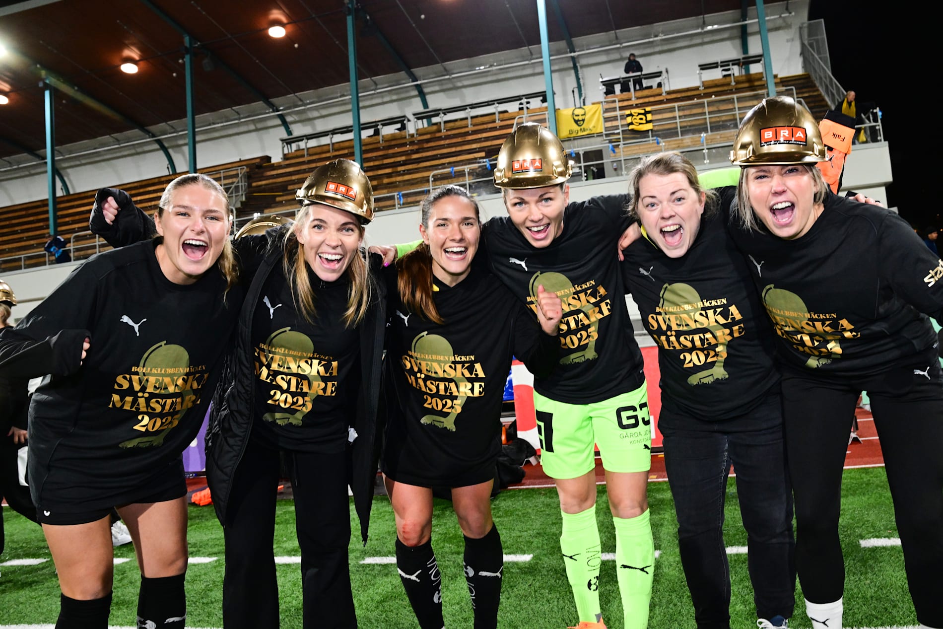 Carly Wickenheiser (trea från vänster) jublar med lagkamrater efter SM-guldet i höstas. Arkivbild.