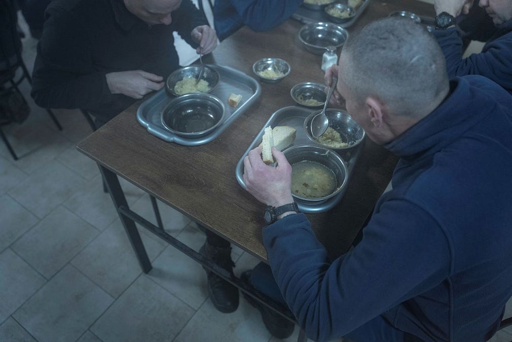 Till lunch blir det rassolnik, en soppa på inlagd gurka och kött, samt majsgröt, kålsallad och bröd. Fängelset har ett bageri där brödet bakas av fångarna själva.