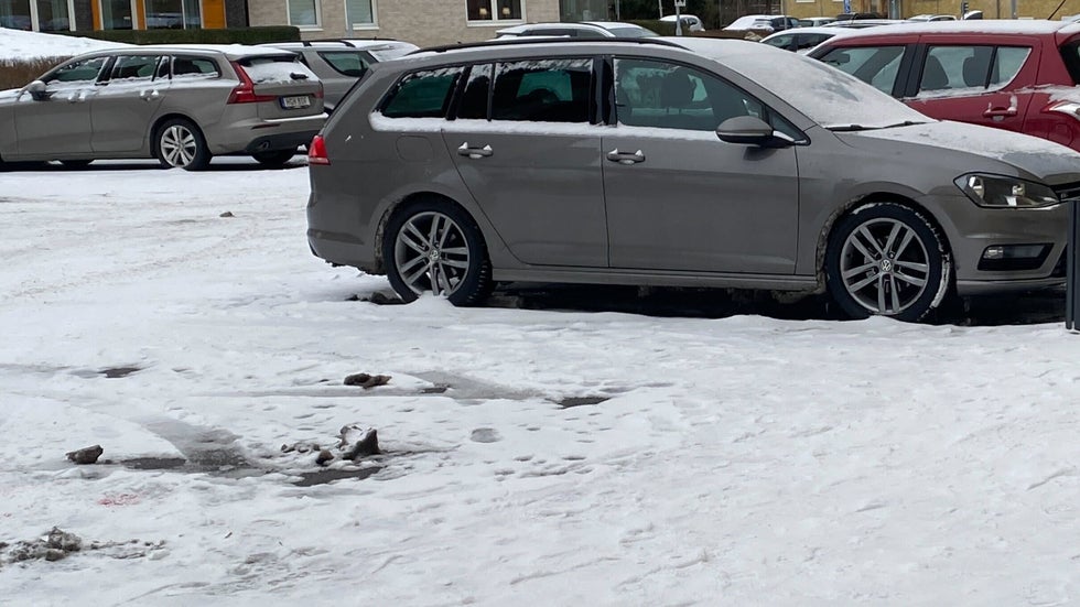Blod i snön där en bil från hemvården stod parkerad på Elineberg. De första poliserna på plats ska ha gett den knivskurna kvinnan snabb och avgörande vård.