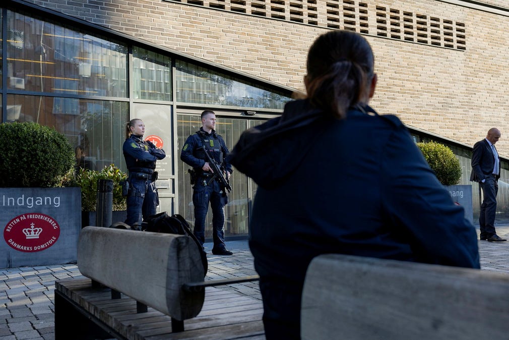 Tessan är på plats vid Retten i Frederiksberg när rättegången mot sonen Melvin inleds. – Melvin sa att han ville hjälpa mig. Han ville vara snäll, men så fel det blev blev.