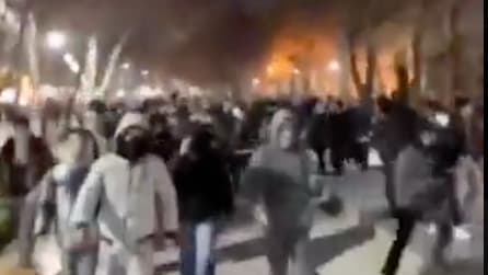 Bilder och filmer från protesterna sprids på sociala medier.