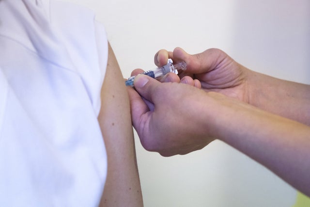 ”Tillgänglighet, tydlig information och lokal samverkan är viktiga förutsättningar för att nå hög vaccinationstäckning i regionerna”, skriver debattförfattarna.