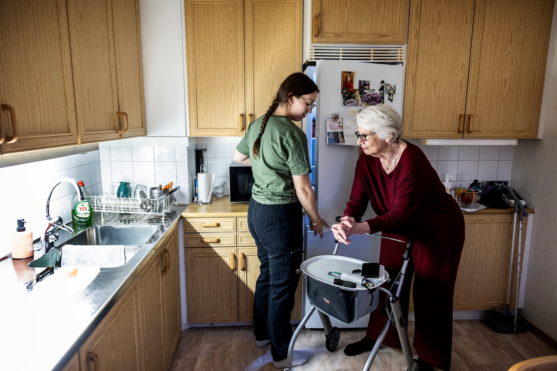 Tuva Branberg har arbetat fem år i hemtjänsten – det är ovanligt länge. Här är hon hemma hos Sonie Abrahamsson, 92.