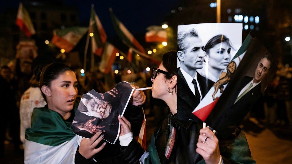 Protester mot den iranska regimen pågår runt om i världen. Här i Barcelona på tisdagskvällen.