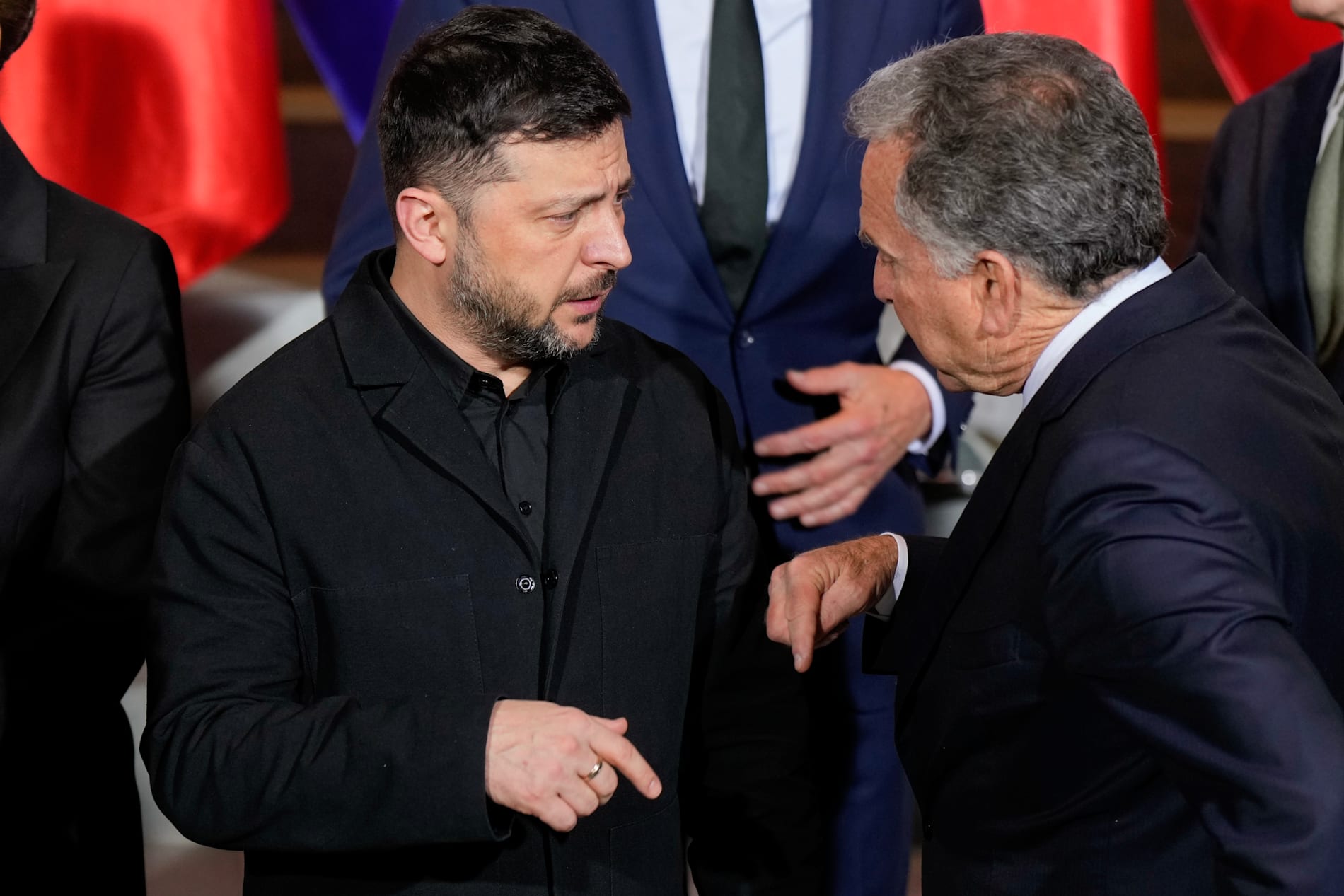 Ukrainas president Volodymyr Zelenskyj med det amerikanska sändebudet Steve Witkoff under fredssamtal i Berlin. Arkivbild.