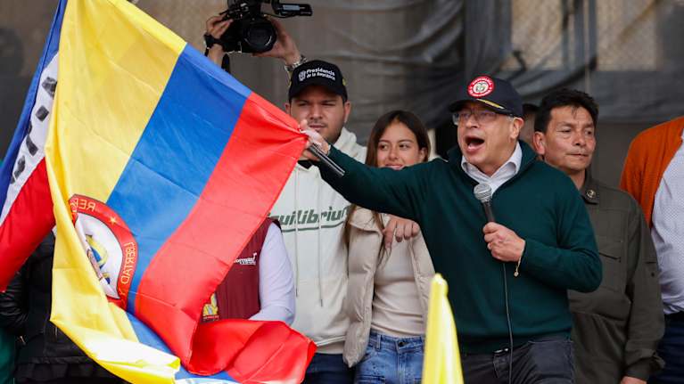 Colombias president Gustavo Petro viftade med den colombianska flaggan under sitt 1 maj-tal på onsdagen.