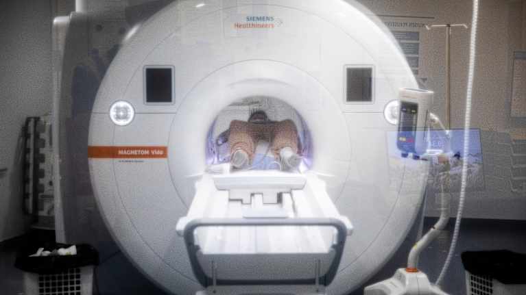 En patient som ligger inne i en magnetröntgen. 
