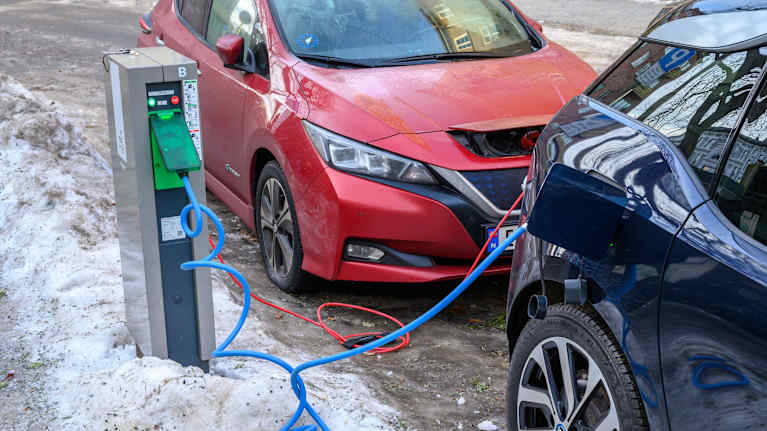 Elbil på laddning i Oslo.