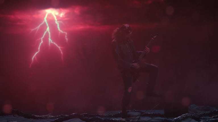 Eddie Munson spelar elgitarr medan blixten lyser upp himlen i serien Stranger Things.
