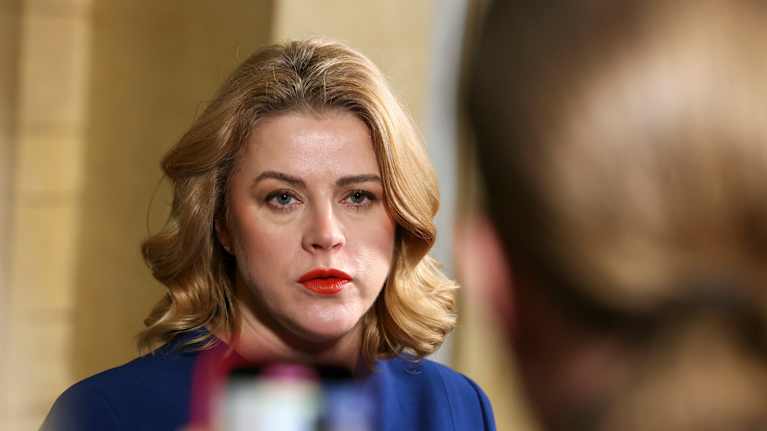 Evika Siliņa i en intervjusituatin, vänd snett mot kameran.