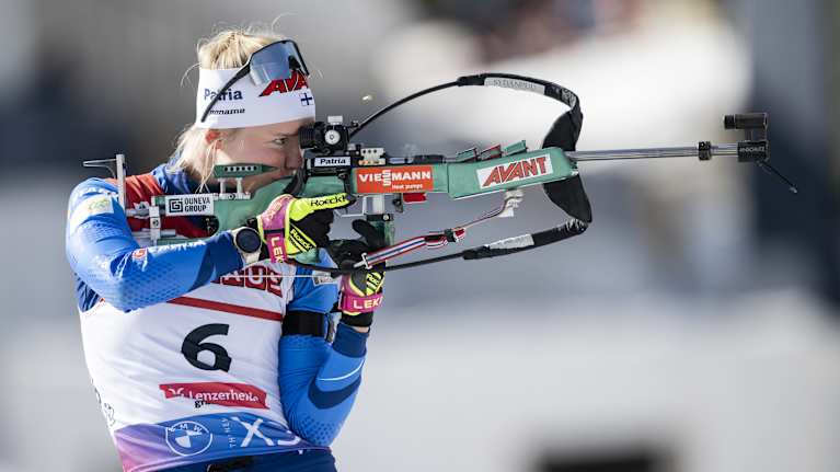 Suvi Minkkinen i ett stående skytte.