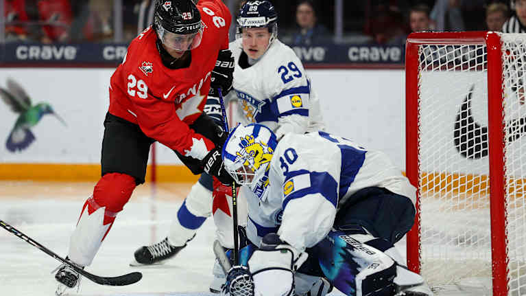 Finland hade svårigheter mot Kanada i JVM i ishockey.