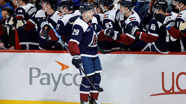 Nathan MacKinnon leder NHL:s poängliga och nådde 400-målsgränsen i NHL.