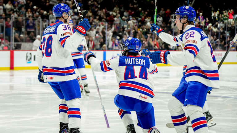 Cole Hutson firar mål.