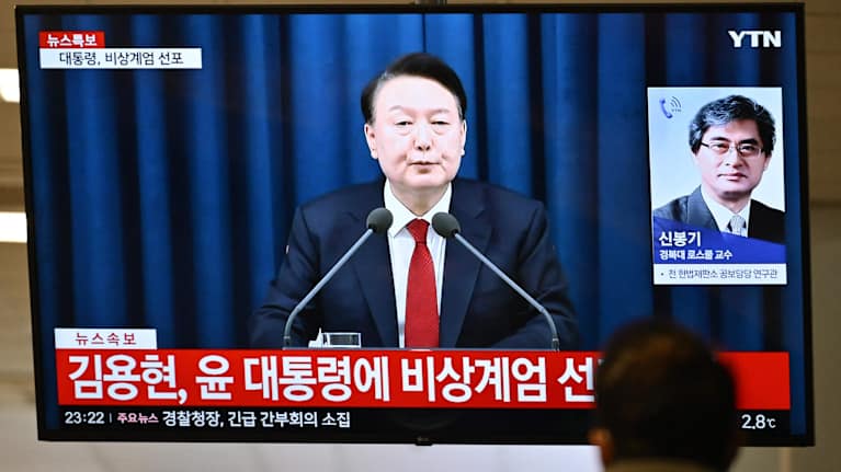 Sydkoreas avsatte president Yoon Suk-yeol syns på en stor TV-skärm 