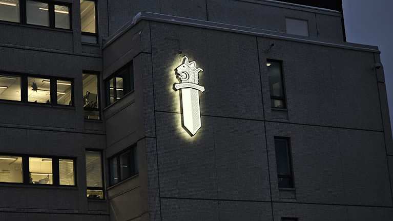 Poliisin valokyltti poliisitalon seinässä.