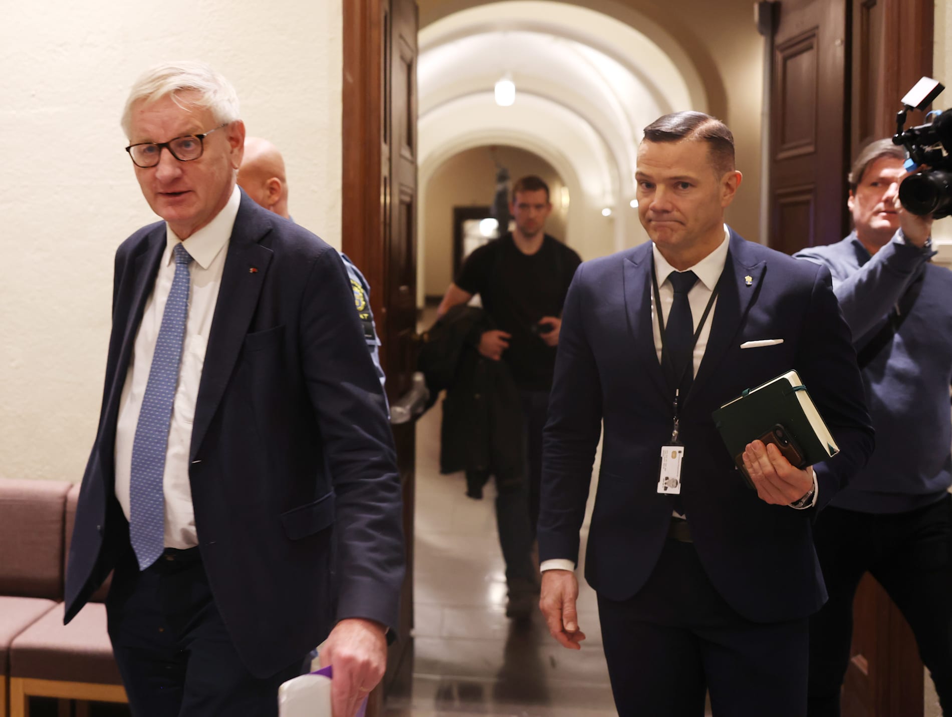 Carl Bildt anländer till rättssalen.