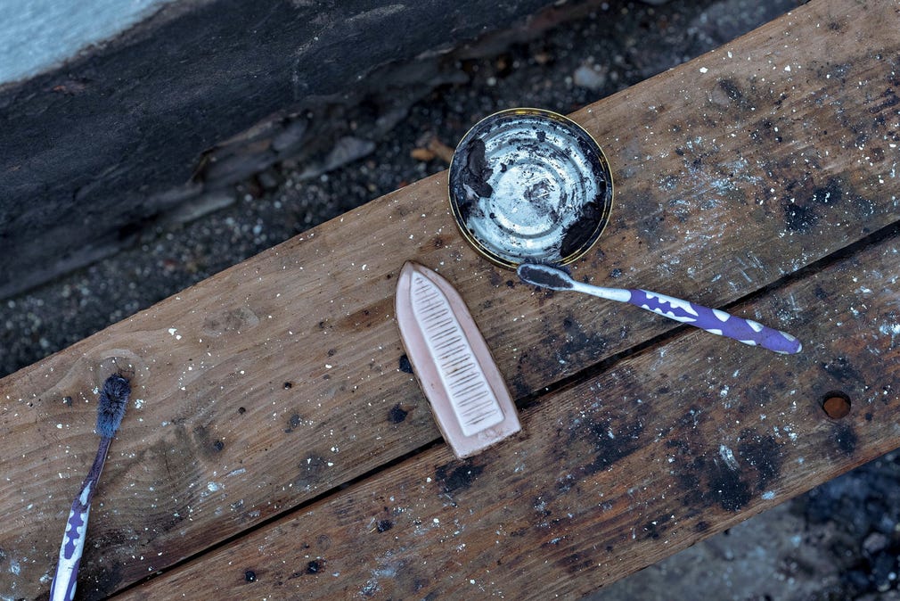 Fångarna rengör sina skor med hjälp av tandborste och skoputs.